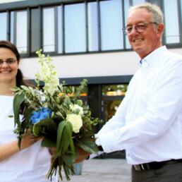 Kammerpräsident Prof. Axel Teichert beglückwünscht Nadine Schulz als neues Vorstandsmitglied
