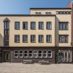 ehemalige Bibliothek, das Stadtbad und das Sparkassengebäude